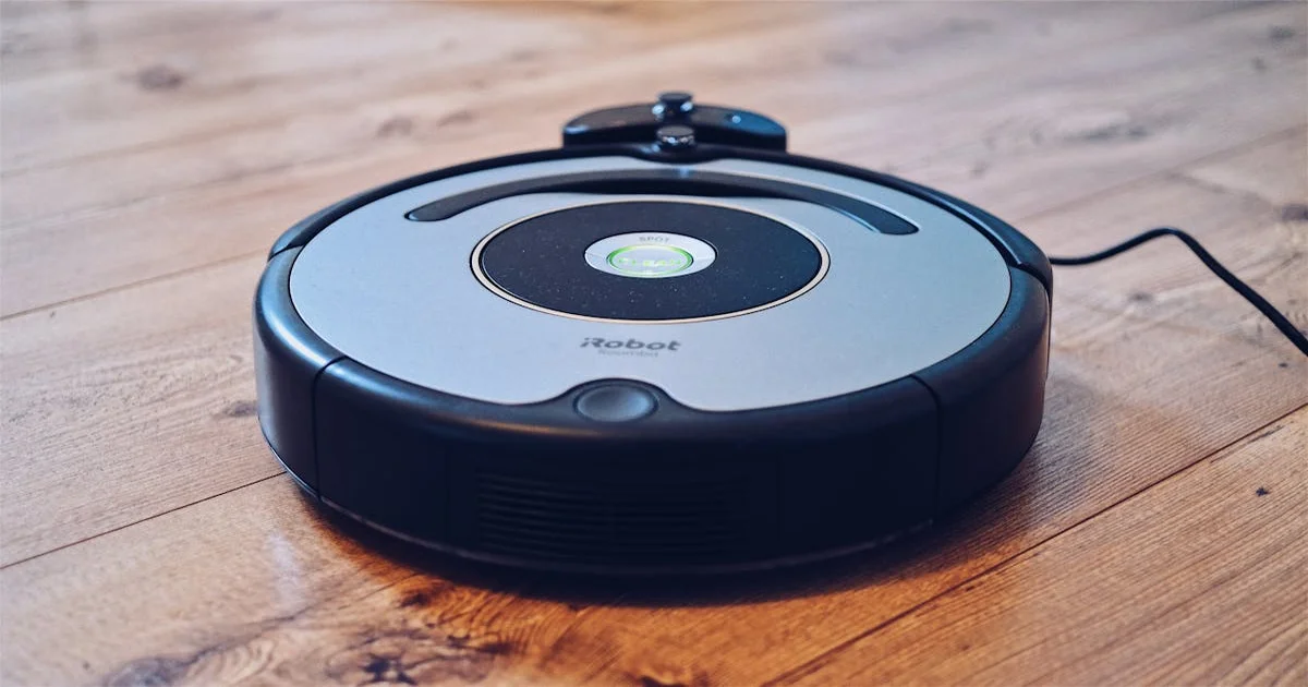 SwitchBotロボット掃除機がリビングのフローリングを掃除している様子