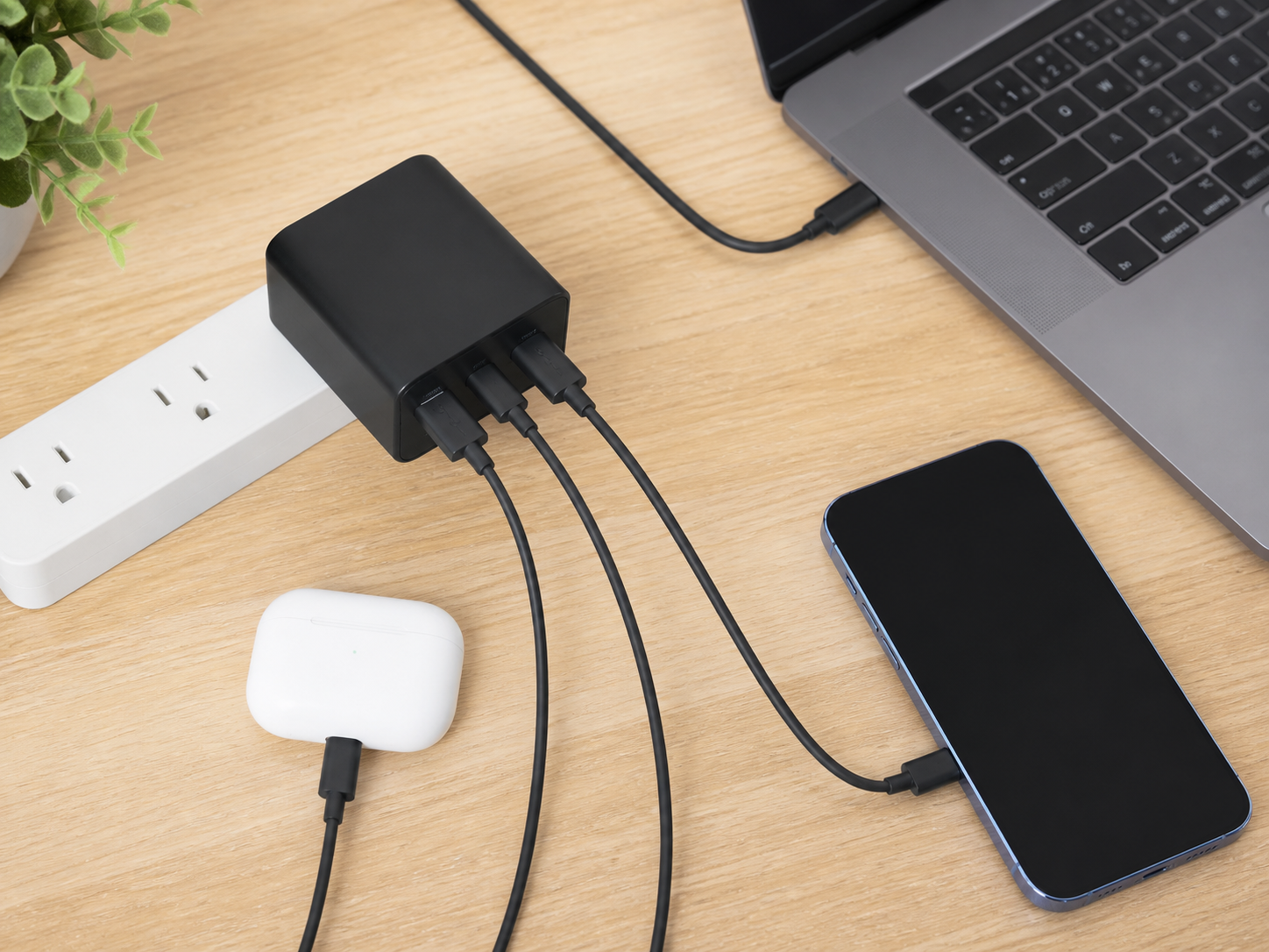 USB-C 2口とUSB-A 1口へノートPC・スマートフォン・イヤホンを割り当てる接続イメージ