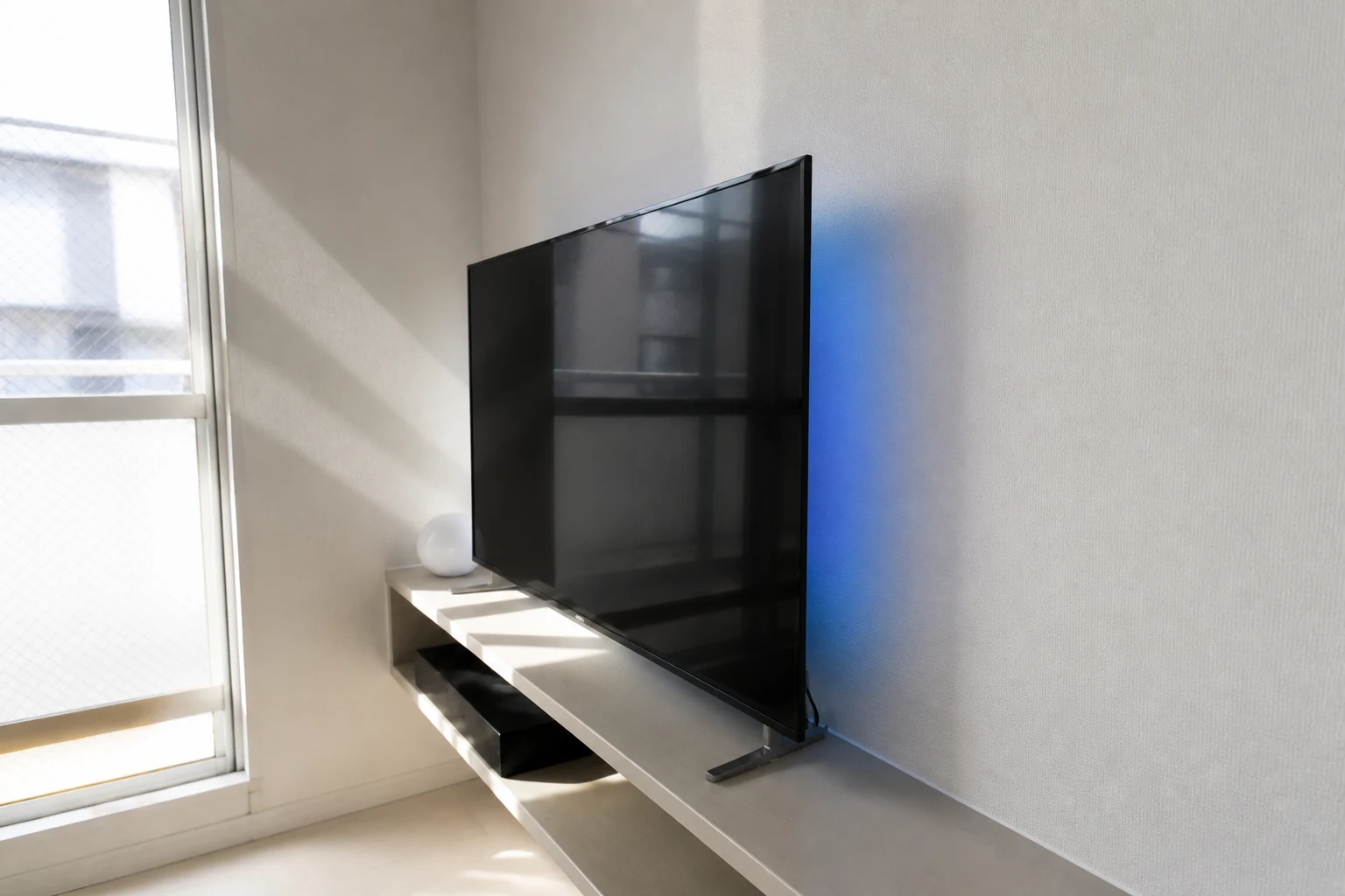 窓の光でテレビ背面の色が見えにくくなる設置例