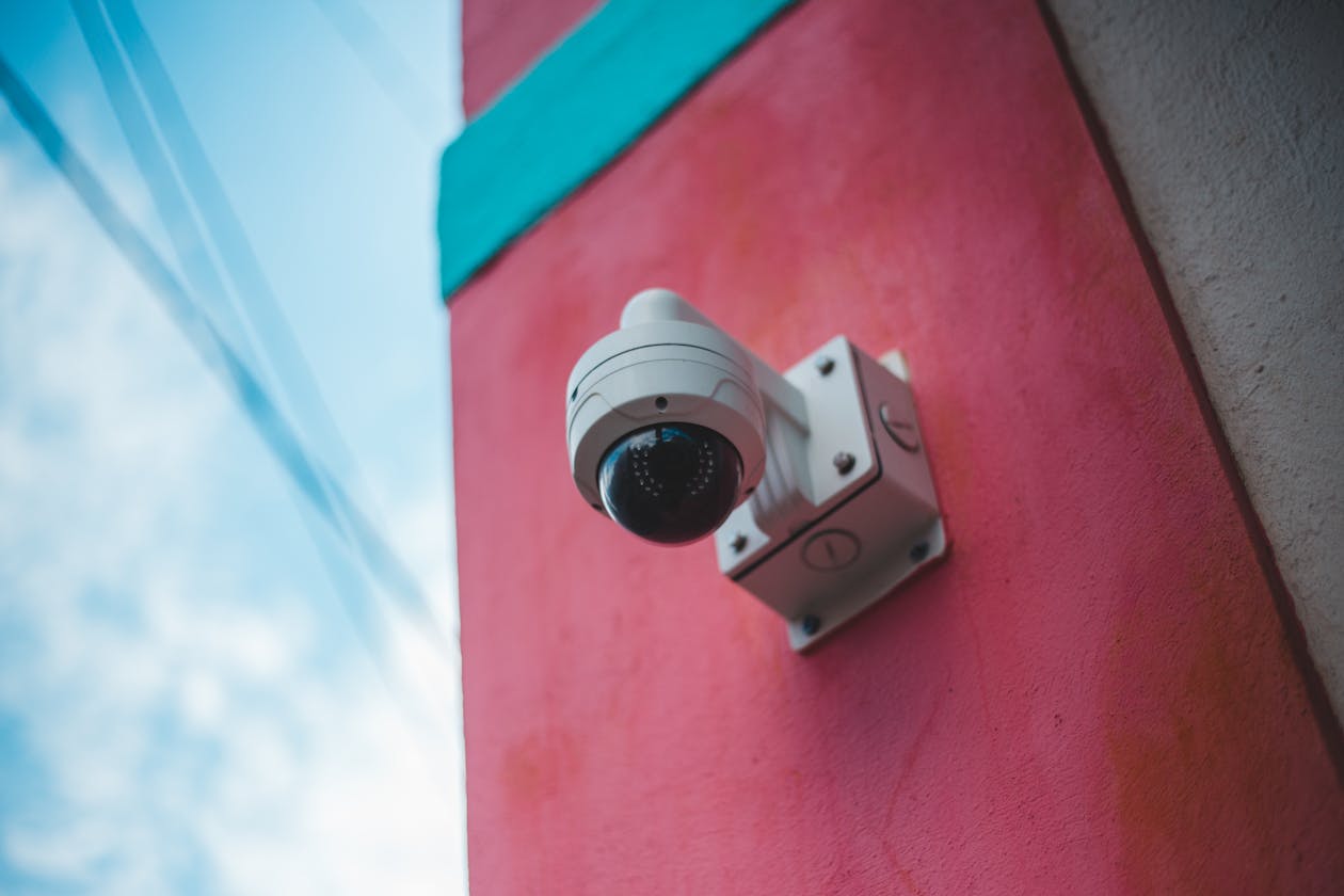 住宅の外壁に設置された屋外防犯カメラの近接写真